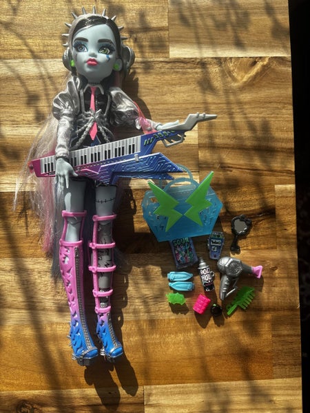 Monster High Amped Up Frankie Carousel 1