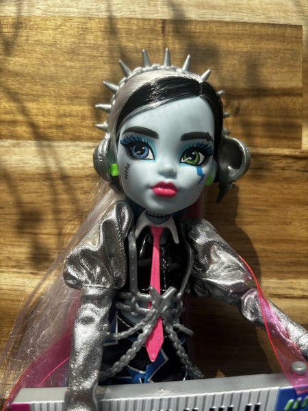 Monster High Amped Up Frankie Carousel 2