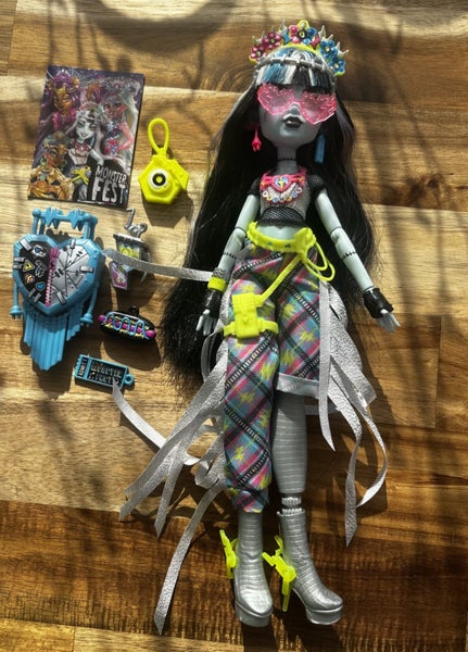 Monster High Monster Fest Frankie Carousel 1