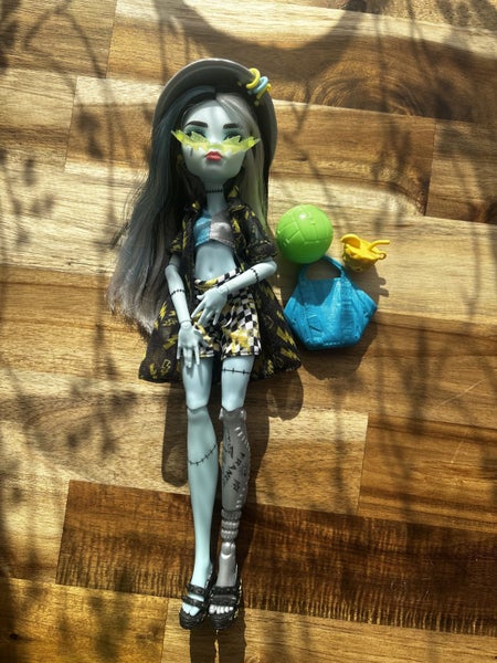 Monster High Scare-adise Island Frankie Carousel 1