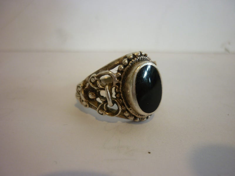 ORNATE SILVER & ONYX RING. Carousel 2