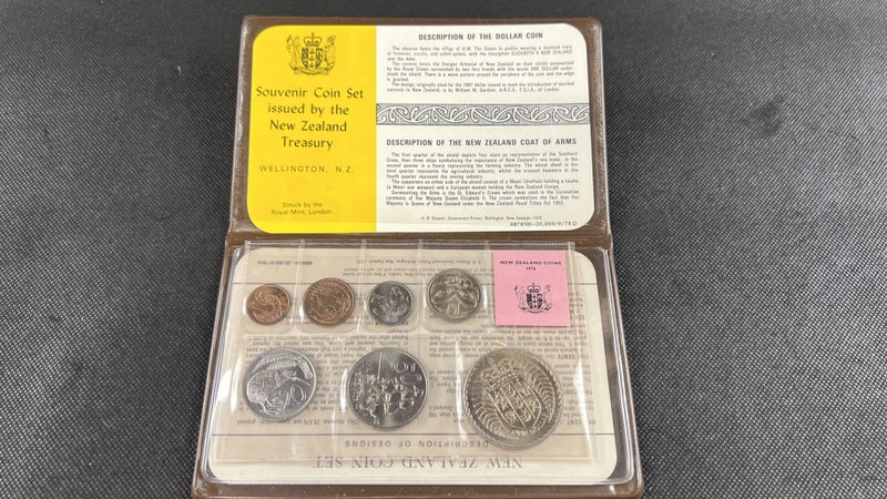 1976 New Zealand Uncirculated Coin Set In Case "Coat of Arms" - Lot E913 Carousel 1