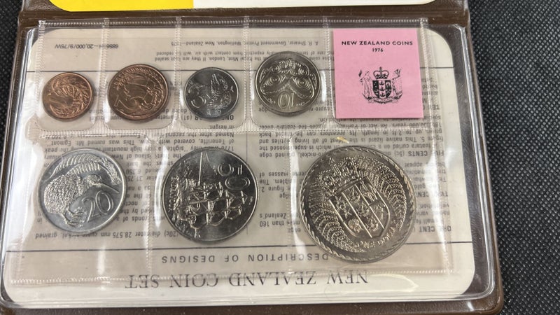 1976 New Zealand Uncirculated Coin Set In Case "Coat of Arms" - Lot E913 Carousel 2