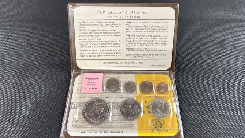 1976 New Zealand Uncirculated Coin Set In Case "Coat of Arms" - Lot E913 Carousel 3