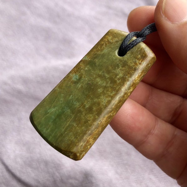 2 DAY AUCTION!: 4.9cm Raukaraka Greenstone Toki Pendant, $1 Reserve Carousel 2