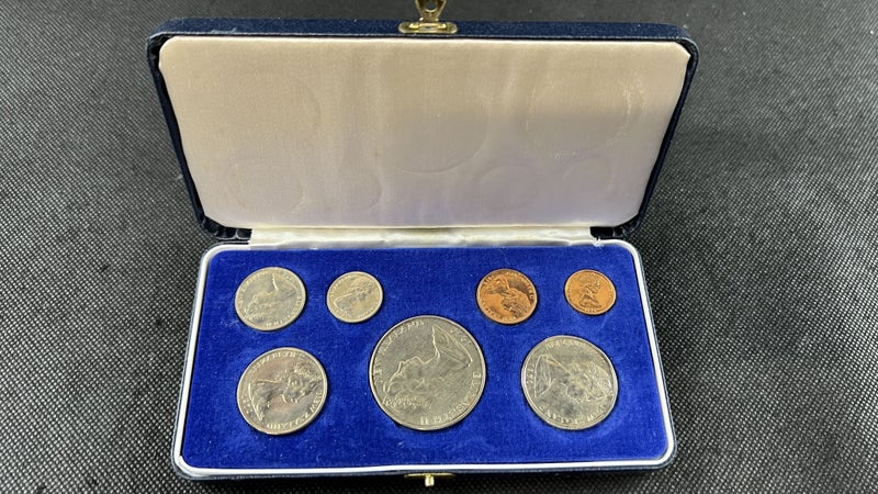 1970 New Zealand Mount Cook - Royal Visit Coin Set - Lot E923 Carousel 1