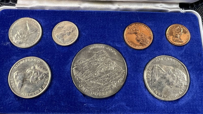 1970 New Zealand Mount Cook - Royal Visit Coin Set - Lot E923 Carousel 2