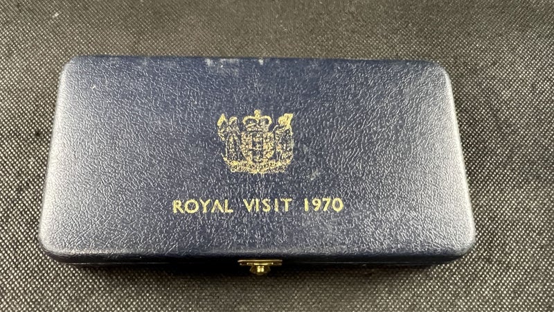 1970 New Zealand Mount Cook - Royal Visit Coin Set - Lot E923 Carousel 3