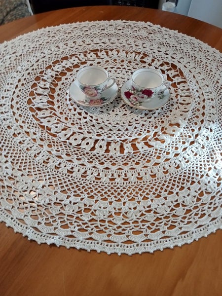 Round crochet tablecloth Carousel 1