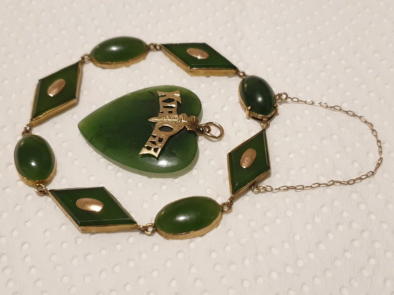 Antique Greenstone/Gold NZ Jewellery Carousel 2