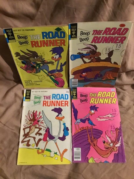 4x THE ROAD RUNNER with WILE E. COYOTE COMIC Comics from Big Old Collection Lot Carousel 1