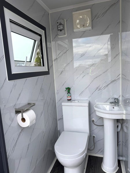 DOUBLE TOILET WITH BASIN64303573653506114