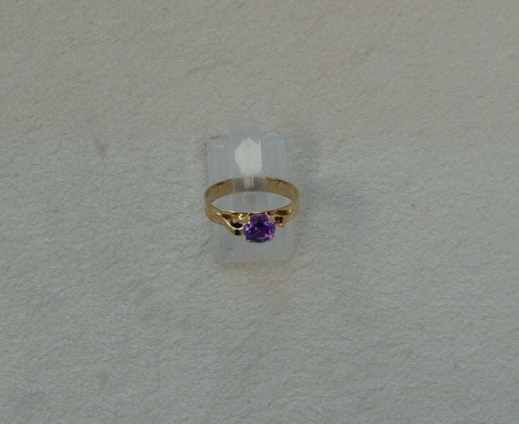 9k Yellow Gold Ring with Amethyst Carousel 2