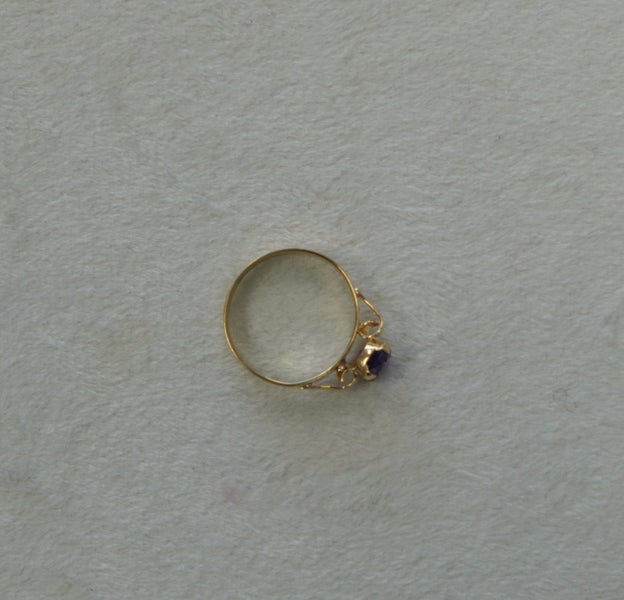 9k Yellow Gold Ring with Amethyst Carousel 3