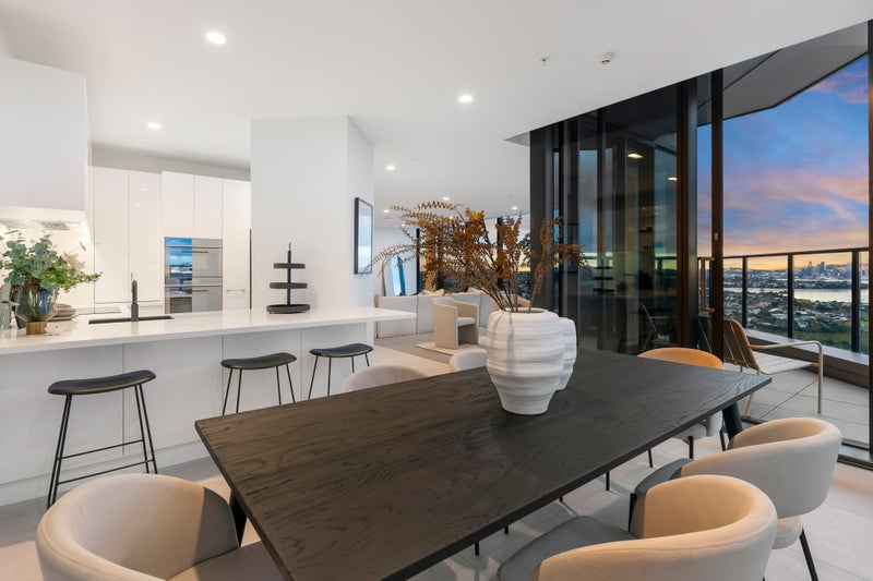 GRAND PENTHOUSE LIVING - ABOVE IT ALL63622824387714111