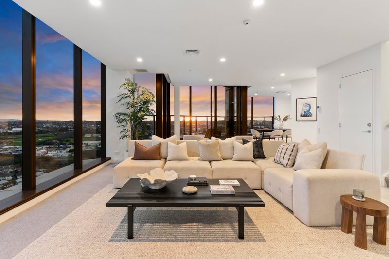 GRAND PENTHOUSE LIVING - ABOVE IT ALL63622824387714113