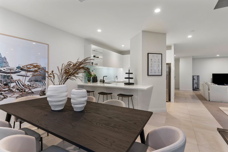 GRAND PENTHOUSE LIVING - ABOVE IT ALL63622824387714114