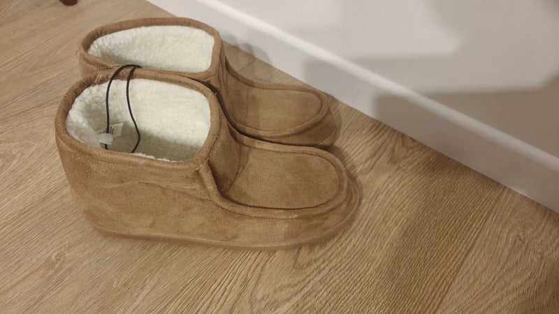 *brand new* indoor winter slippers/boots/ugg style Carousel 1