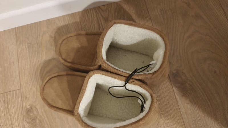 *brand new* indoor winter slippers/boots/ugg style Carousel 2