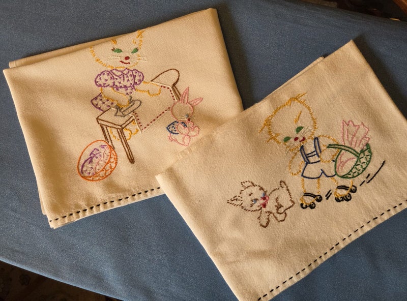 2x Vintage White Towels – Hand-Embroidered Kittens, Dog & Bunny Carousel 2