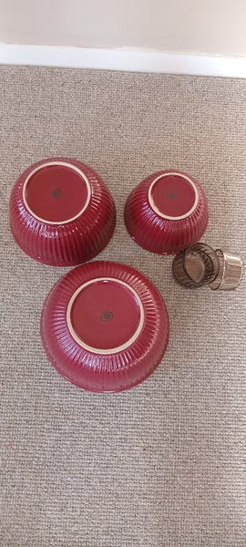 3 Red/burgandy serving/mixing bowls with 3 ramekins Carousel 1