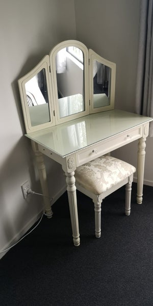Ladies Dressing Table Carousel 1