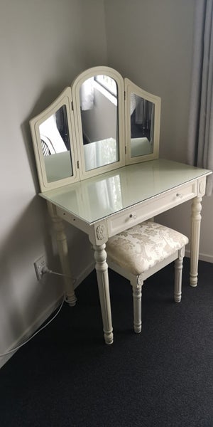 Ladies Dressing Table Carousel 2