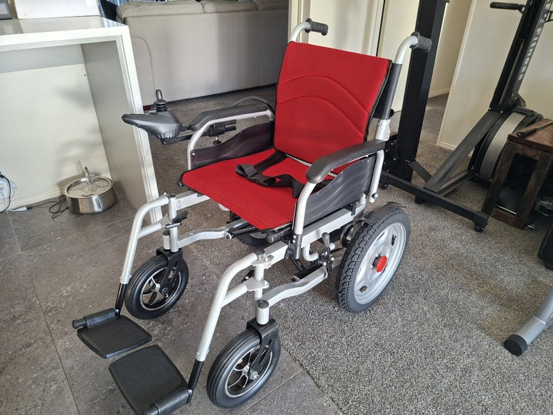BME1023 Fold-Up Electric Wheelchair 24V/20A Carousel 1