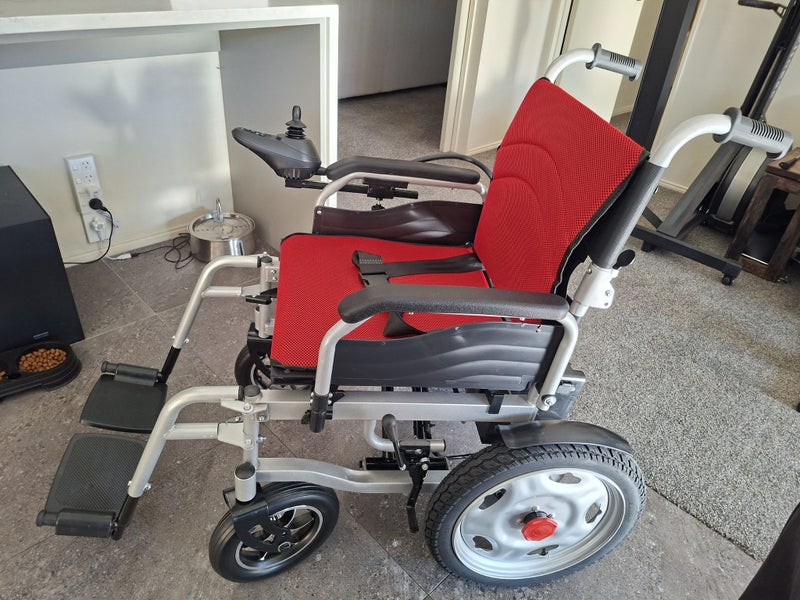 BME1023 Fold-Up Electric Wheelchair 24V/20A Carousel 2