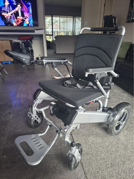 BME1029 Fold-Up Electric Wheelchair 24V/12A Carousel 1