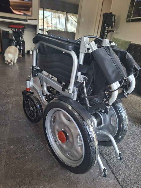 BME1022 Fold-Up Reclining Electric Wheelchair 24V/20A Carousel 1