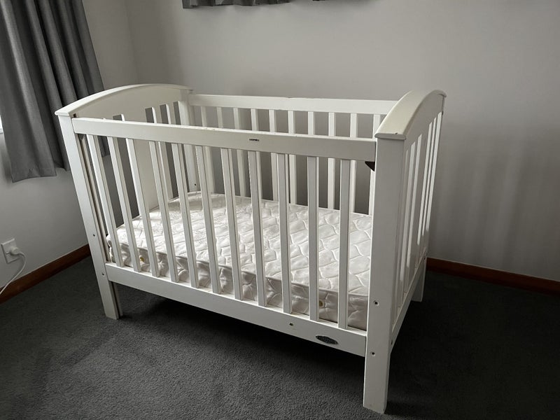 Touchwood cot and change table Carousel 1