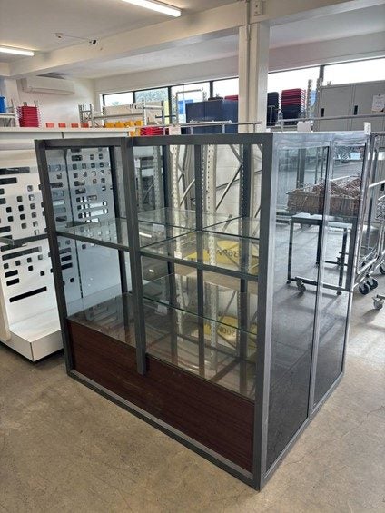 22517 - Cube Glass Display - Used Carousel 1