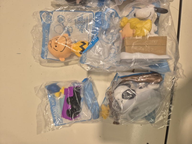 bulk 11 McDonald's snoopy and Charlie brown movie toys $1!!! Carousel 2