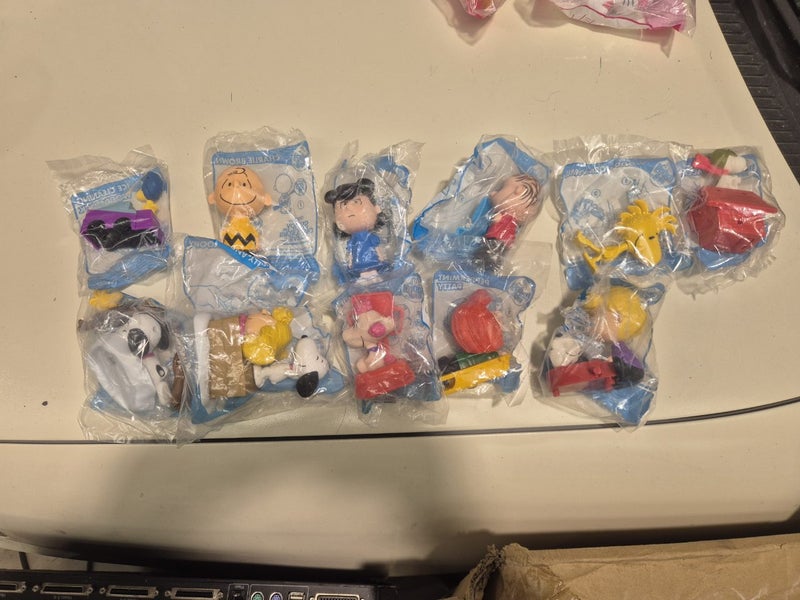 bulk 11 McDonald's snoopy and Charlie brown movie toys $1!!! Carousel 1