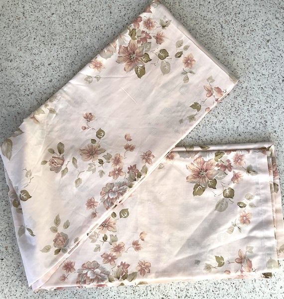 ** RETRO SHEET ** BLUSH BUNCHES ** 208 x 226 cm ** A DOUBLE ** Carousel 2