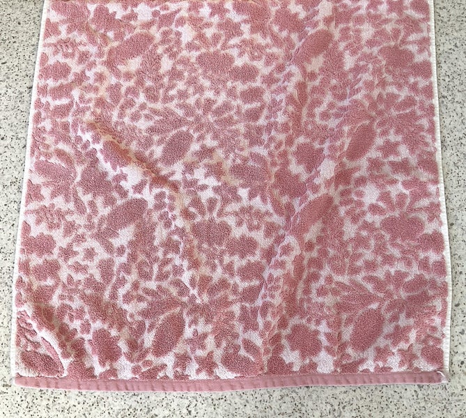 ** RETRO TOWEL ** DUSKY PINK TEXTURED BOTANIC ** 63 x 124 cm ** Carousel 2