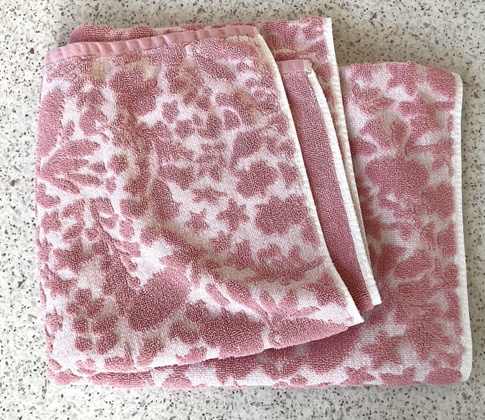 ** RETRO TOWEL ** DUSKY PINK TEXTURED BOTANIC ** 63 x 124 cm ** Carousel 1