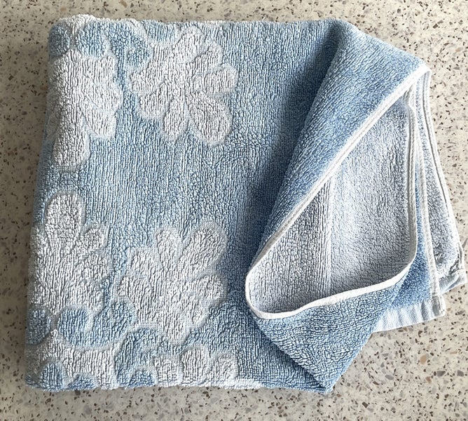 ** RETRO TOWEL ** CORNFLOWER BLUE ORNATE DAISY ** 59 x 105 cm ** Carousel 1
