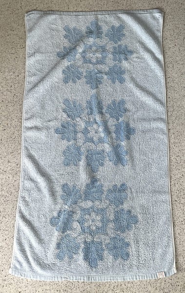 ** RETRO TOWEL ** CORNFLOWER BLUE ORNATE DAISY ** 59 x 105 cm ** Carousel 2