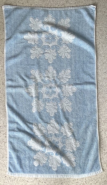 ** RETRO TOWEL ** CORNFLOWER BLUE ORNATE DAISY ** 59 x 105 cm ** Carousel 4