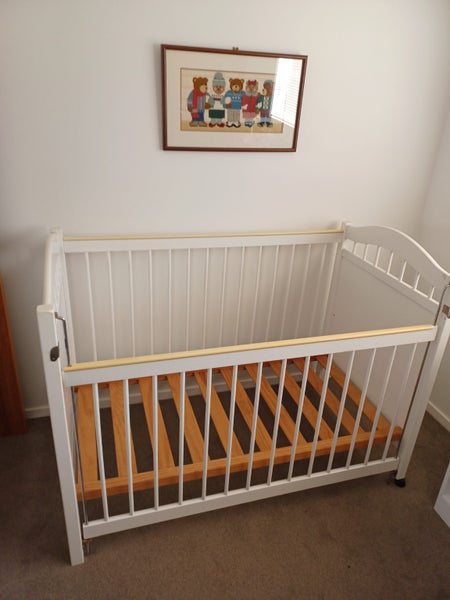 Wooden cot and mattress Carousel 2