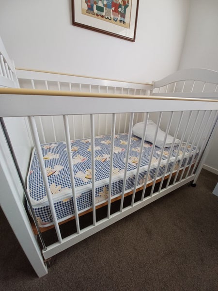 Wooden cot and mattress Carousel 1