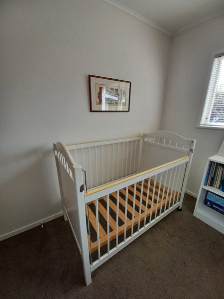 Wooden cot and mattress Carousel 3
