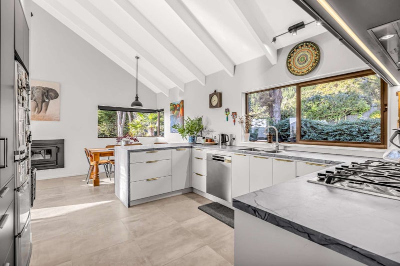 UNREAL Views, Privacy and Spacious Family Home!63667606842370112