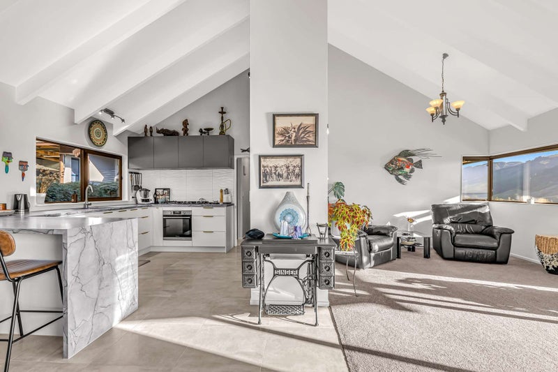 UNREAL Views, Privacy and Spacious Family Home!63667606842370114