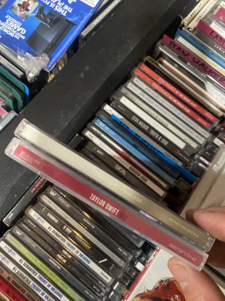 * bulk buy TAYLOR SWIFT x 2 ** Carousel 2