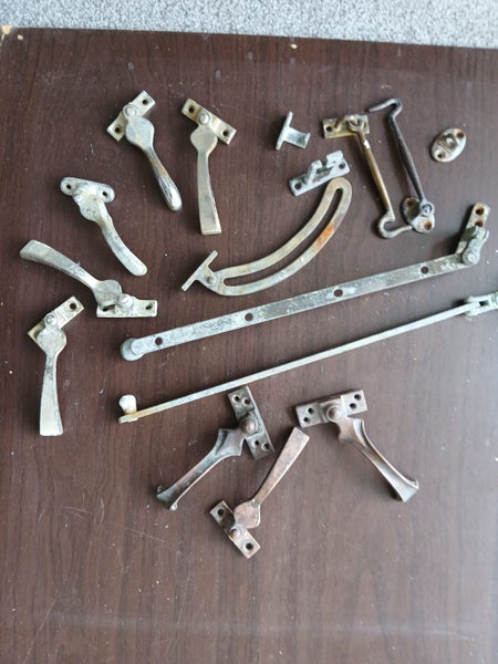 A MIXED LOT OF VINTAGE / ANTIQUE WINDOW FITTINGS AND HARDWARE Carousel 2