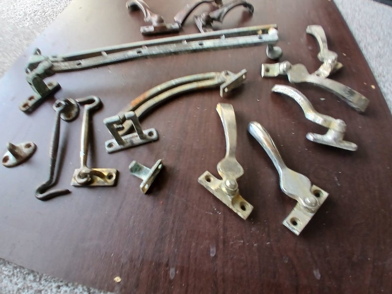 A MIXED LOT OF VINTAGE / ANTIQUE WINDOW FITTINGS AND HARDWARE Carousel 6