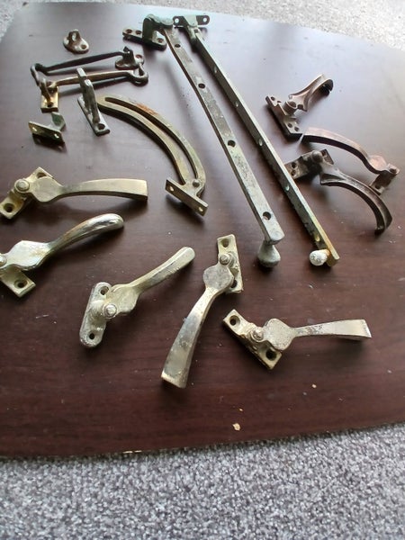 A MIXED LOT OF VINTAGE / ANTIQUE WINDOW FITTINGS AND HARDWARE Carousel 1
